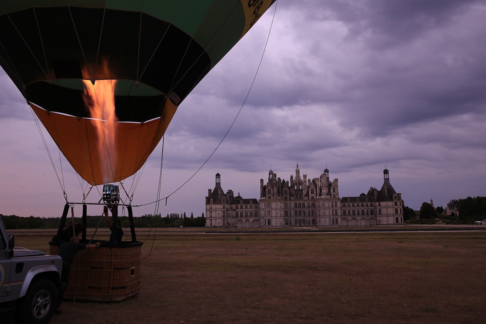 Montgolfière au décollage devant le château de Chambord, au crépuscule